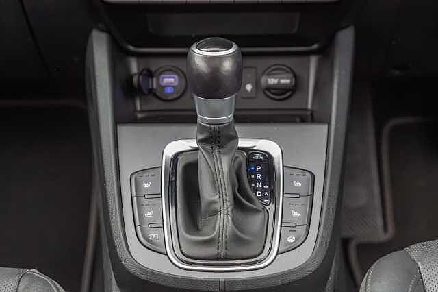 Hyundai KONA 1.6 GDi Hybrid Ultimate 5dr DCT Red