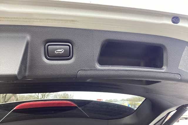Hyundai SANTA FE 1.6 TGDi Hybrid Ultimate 5dr 4WD Auto White