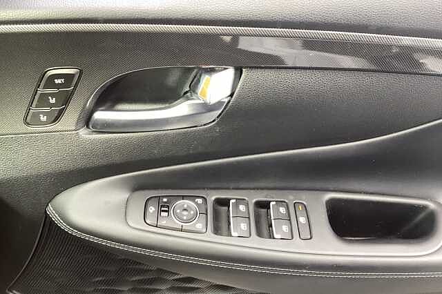 Hyundai SANTA FE 1.6 TGDi Hybrid Ultimate 5dr 4WD Auto White