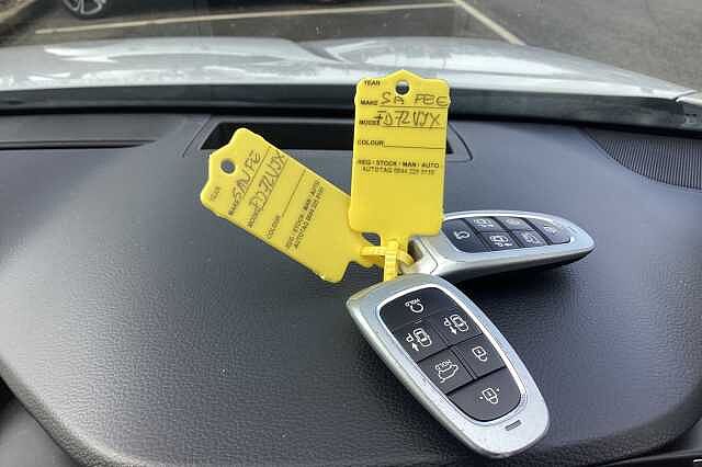 Hyundai SANTA FE 1.6 TGDi Hybrid Ultimate 5dr 4WD Auto White