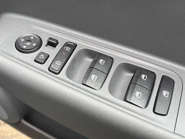 Hyundai INSTER 85kW Cross 49kWh 5dr Auto Pearl - Abyss black