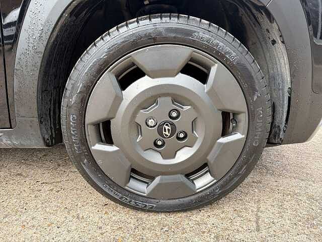 Hyundai INSTER 85kW Cross 49kWh 5dr Auto Pearl - Abyss black