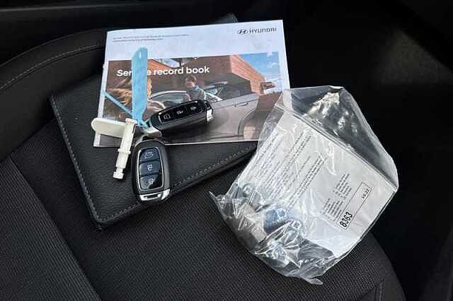 Hyundai KONA 1.6 h-GDi Premium SUV 5dr Petrol Hybrid DCT Euro 6 (s/s) (141 ps) White