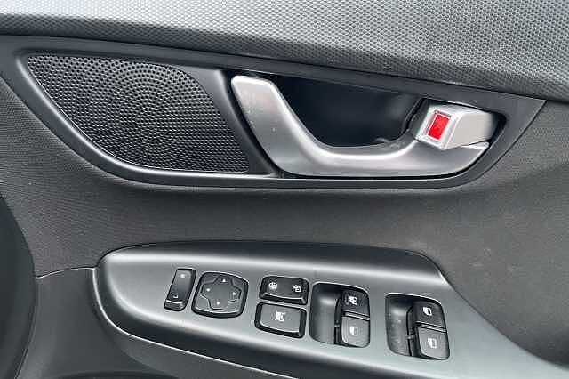 Hyundai KONA SE Connect 1.0 T-GDi MHEV (120ps) Atlas White