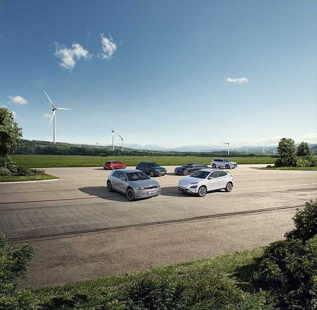 Hyundai KONA 64kWh Premium SUV 5dr Electric Auto (10.5kW Charger) (204 ps) White