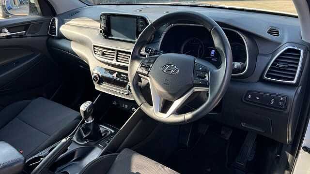 Hyundai TUCSON 1.6 GDi S Connect SUV 5dr Petrol Manual Euro 6 (s/s) (132 ps) Polar White