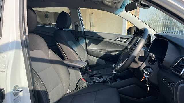Hyundai TUCSON 1.6 GDi S Connect SUV 5dr Petrol Manual Euro 6 (s/s) (132 ps) Polar White