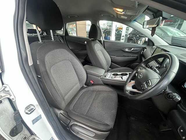 Hyundai KONA 39kWh SE Connect Auto 5dr (10.5kW Charger) White