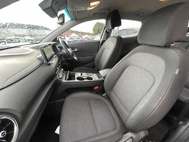 Hyundai KONA 39kWh SE Connect Auto 5dr (10.5kW Charger) White