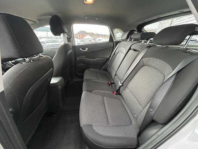Hyundai KONA 39kWh SE Connect Auto 5dr (10.5kW Charger) White