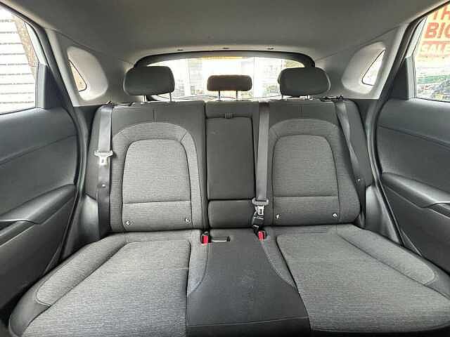 Hyundai KONA 39kWh SE Connect Auto 5dr (10.5kW Charger) White