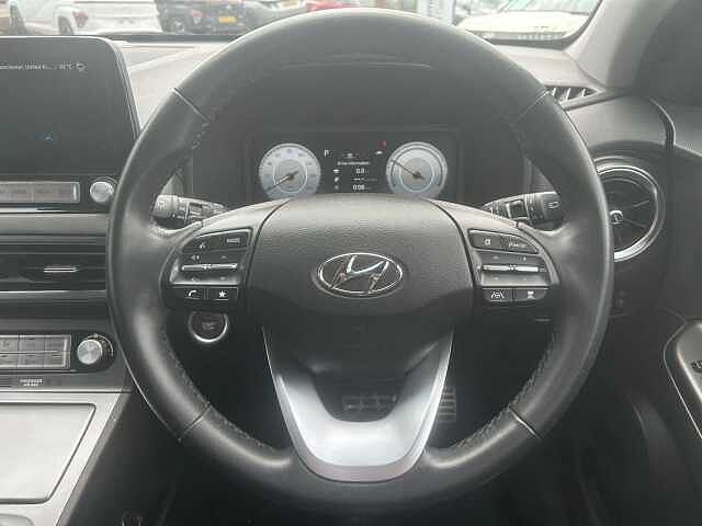 Hyundai KONA 39kWh SE Connect Auto 5dr (10.5kW Charger) White