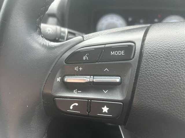 Hyundai KONA 39kWh SE Connect Auto 5dr (10.5kW Charger) White