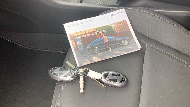 Hyundai TUCSON 1.6T Hybrid Advance 5dr Auto Hybrid Estate White