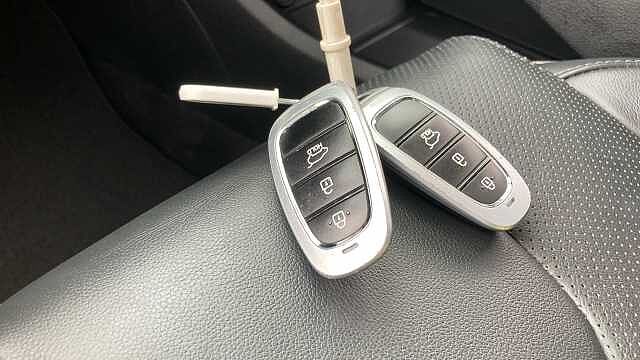 Hyundai SANTA FE 1.6 TGDi Hybrid Premium 5dr 4WD Auto Hybrid Estate Grey