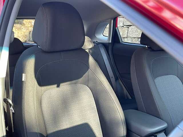 Hyundai KONA 1.6 GDi Hybrid SE Connect 5dr DCT Red