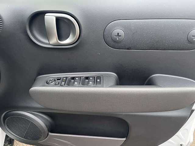 Hyundai INSTER 85kW 02 49kWh 5dr Auto White