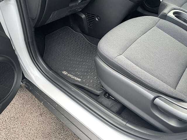 Hyundai INSTER 85kW 02 49kWh 5dr Auto White