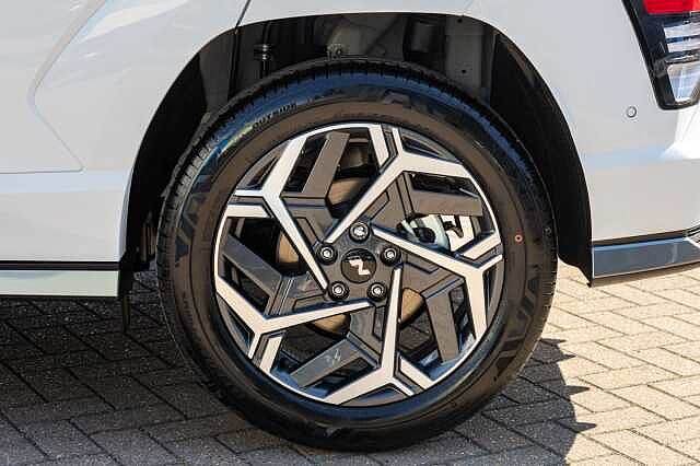 Hyundai KONA HATCHBACK 1.6T 138 N Line S 5dr DCT Atlas White