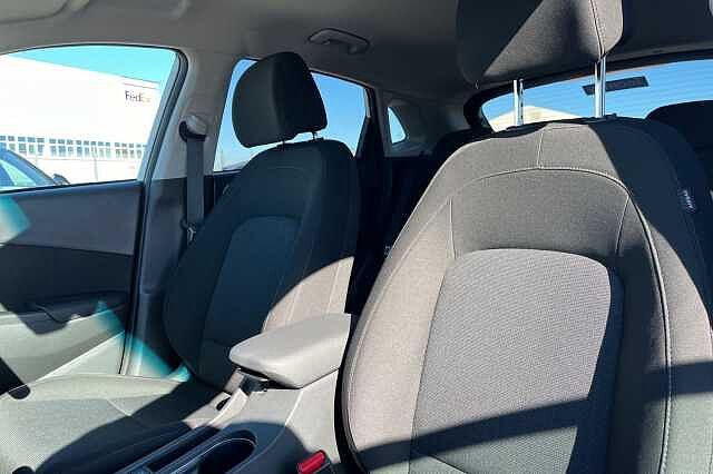 Hyundai KONA 1.6 H Gdi Premium Suv 5dr Petrol Hybrid Dct Euro 6 (s/s) (141 Ps) Atlas White