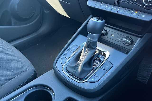 Hyundai KONA 1.6 H Gdi Premium Suv 5dr Petrol Hybrid Dct Euro 6 (s/s) (141 Ps) Atlas White