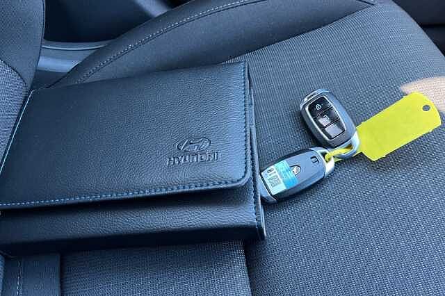 Hyundai KONA 1.6 H Gdi Premium Suv 5dr Petrol Hybrid Dct Euro 6 (s/s) (141 Ps) Atlas White